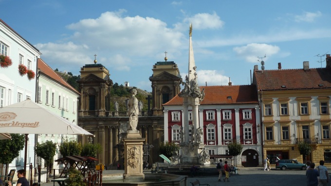 Pohled z náměstí na Dietrichsteinskou hrobku