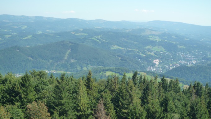 Výhled z rozhledny na polské Slezské Beskydy, vpravo město Wisla