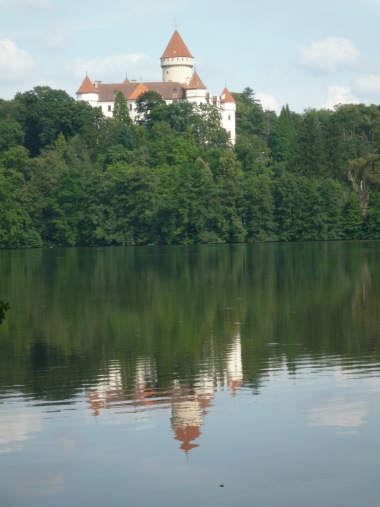 Pohled na zámek od Konopišťského rybníka
