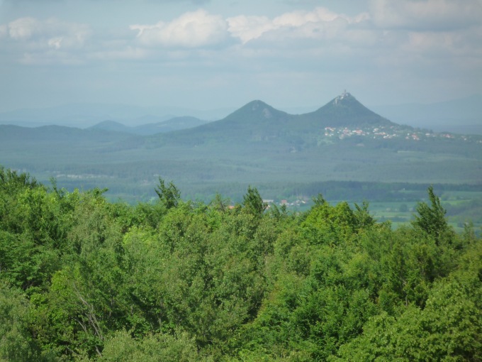 Výhled z rozhledny na Vrátenské hoře na Bezděz