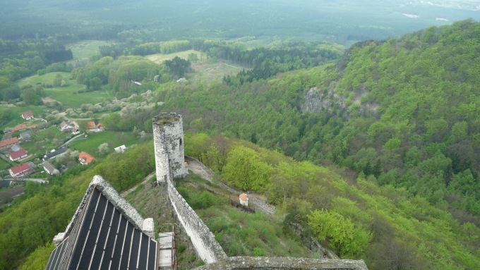 Pohled z hradní věže na vesnici Bezděz