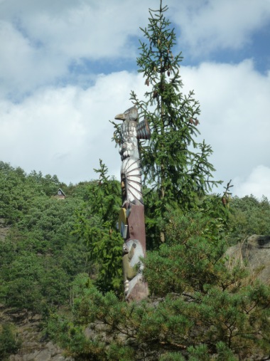 Totem na Mravenčí skále v osadě Ztracenka