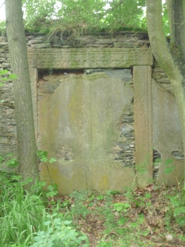 Zazděný vstupní portál židovského hřbitova s hebrejským nápisem