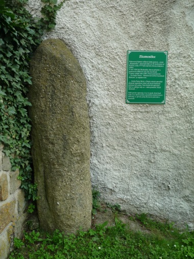 Menhir Zkamenělec v Družci